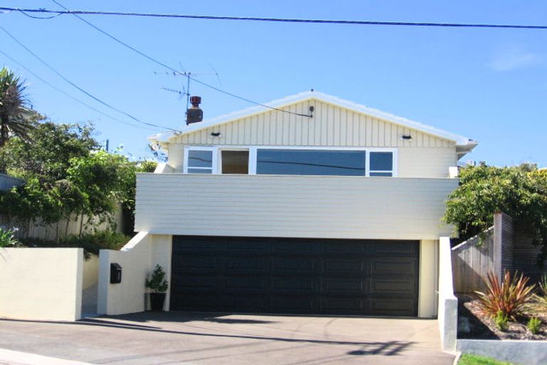 Photo of property in 17 Nicholson Road, Khandallah, Wellington, 6035