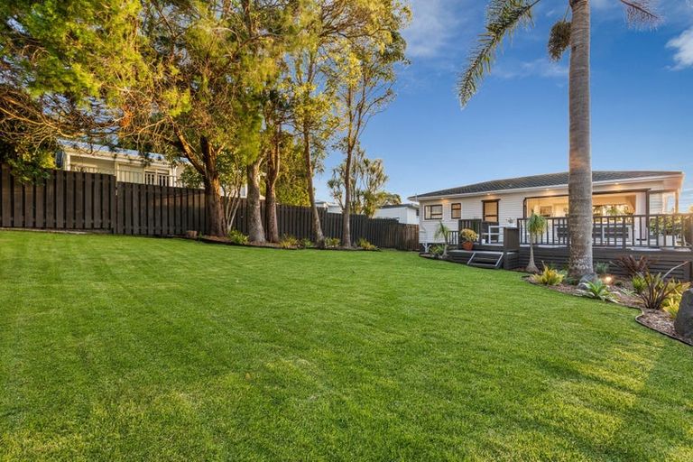 Photo of property in 19 Highland Avenue, Titirangi, Auckland, 0604