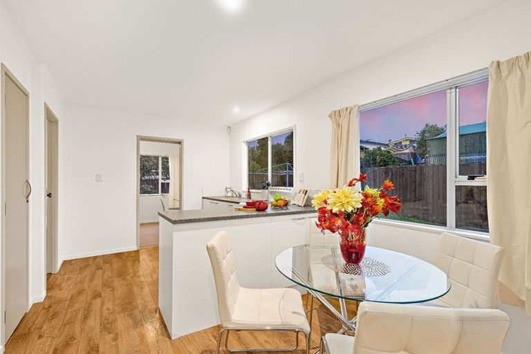 Photo of property in 10 Styca Place, Sunnyvale, Auckland, 0612