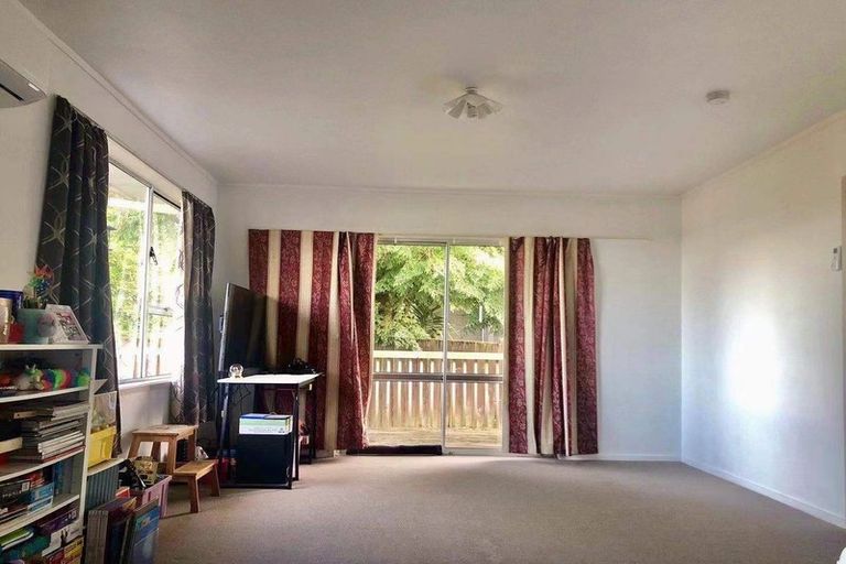 Photo of property in 1/96 Chivalry Road, Glenfield, Auckland, 0629