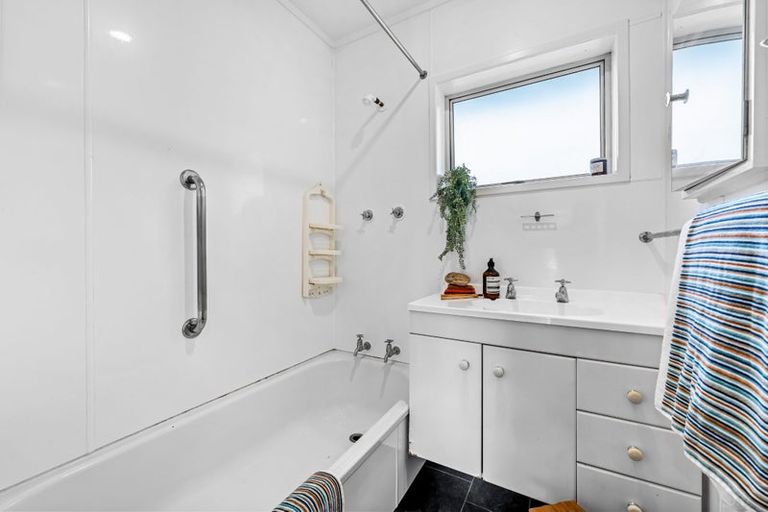 Photo of property in 2/19 Bentley Avenue, Glenfield, Auckland, 0629