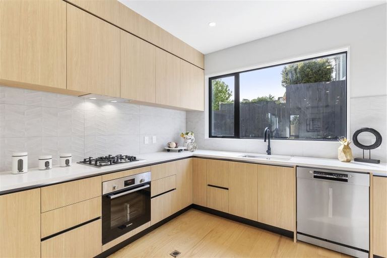 Photo of property in 44d Blakeborough Drive, Forrest Hill, Auckland, 0620