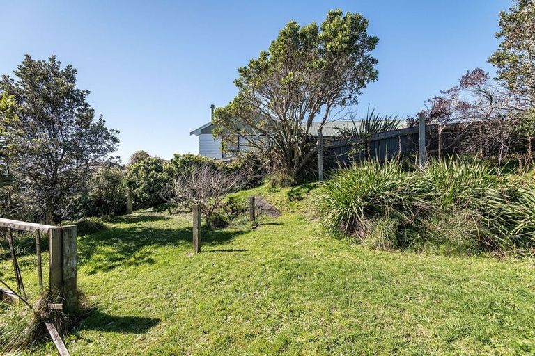 Photo of property in 11 Miles Crescent, Newlands, Wellington, 6037