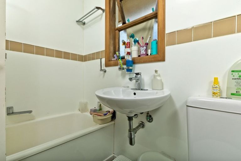 Photo of property in 18 Ward Crescent, Te Atatu Peninsula, Auckland, 0610