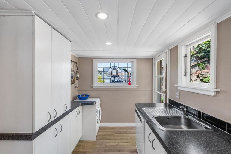 Photo of property in 19 Hawkhurst Road, Lyttelton, 8082