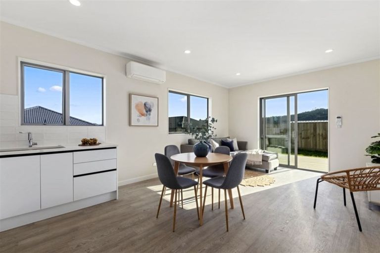 Photo of property in 18 Gilbransen Road, Kumeu, 0810