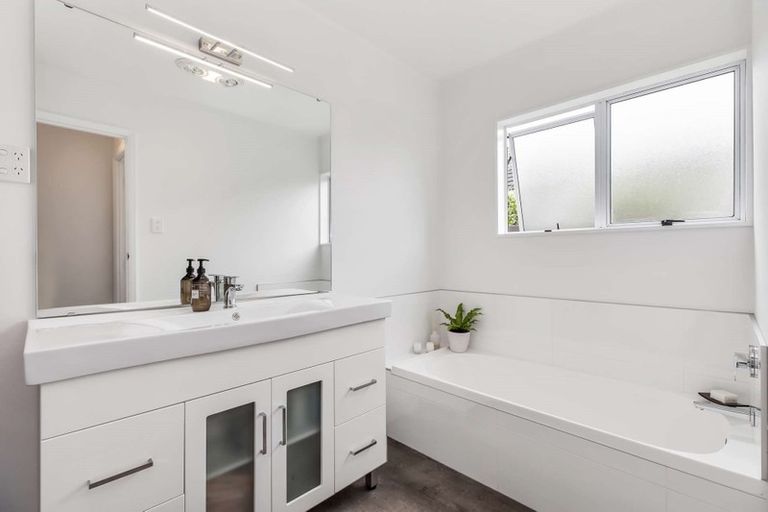 Photo of property in 2/17 Beach Road, Pahurehure, Papakura, 2113