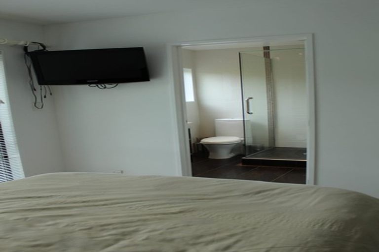 Photo of property in 2/2 Heatherleigh Rise, Northcross, Auckland, 0632