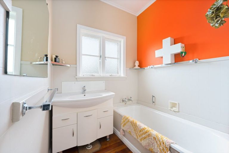 Photo of property in 227 Titirangi Road, Titirangi, Auckland, 0604