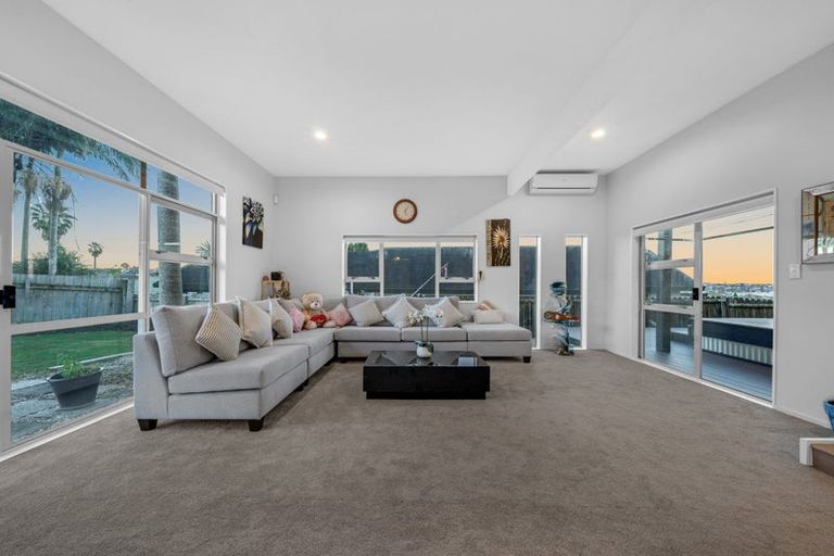 Photo of property in 10 San Fernando Way, Henderson, Auckland, 0612