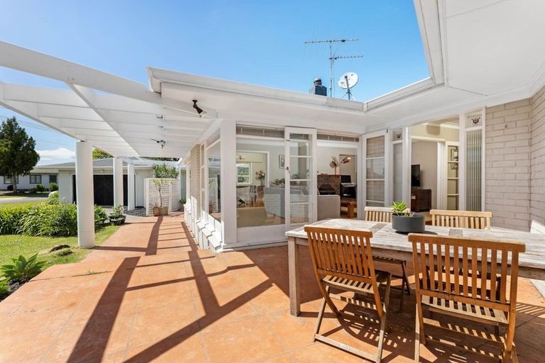 Photo of property in 33 Covil Avenue, Te Atatu South, Auckland, 0610