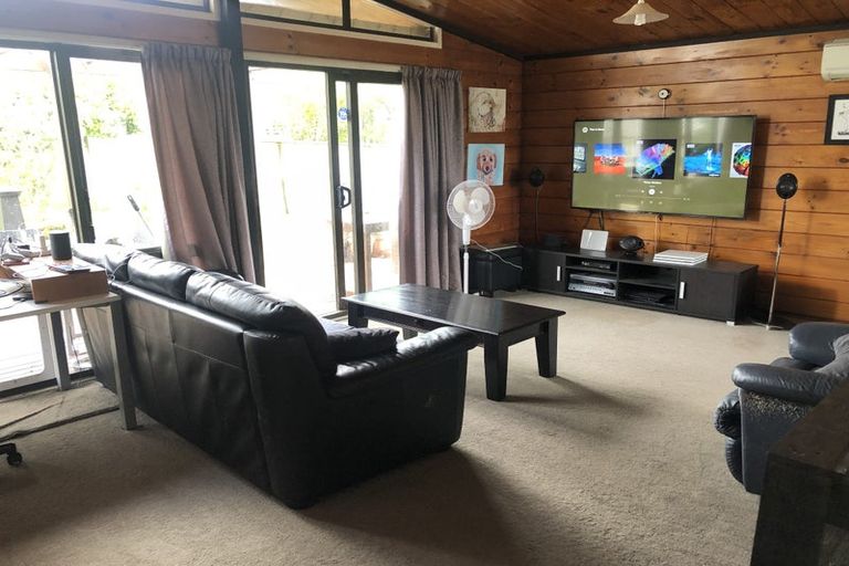 Photo of property in 70 Cypress Drive, Maungaraki, Lower Hutt, 5010