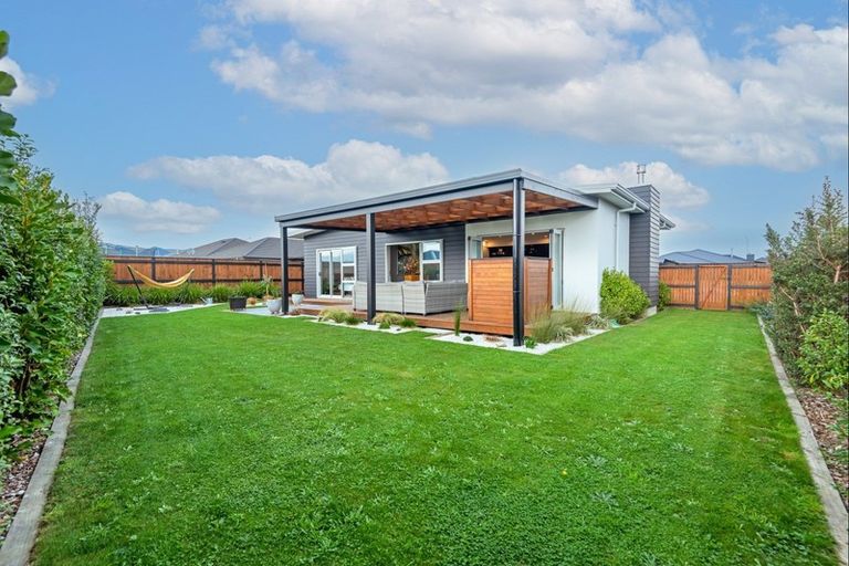 Photo of property in 8 Mediterranean Grove, Fitzherbert, Palmerston North, 4410