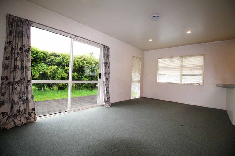 Photo of property in 27 Coniston Avenue, Te Atatu South, Auckland, 0610