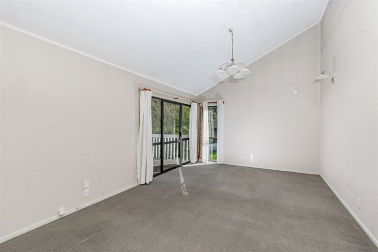 Photo of property in 66 Easton Park Parade, Glenfield, Auckland, 0629