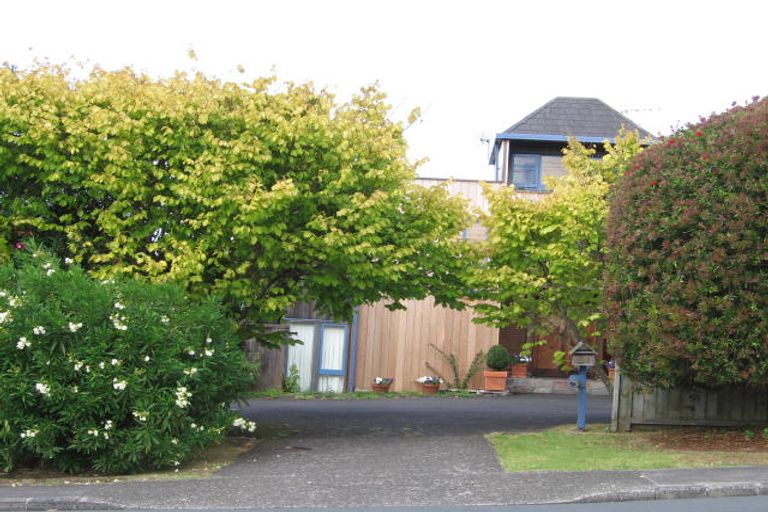 Photo of property in 1/219 Beach Road, Campbells Bay, Auckland, 0630