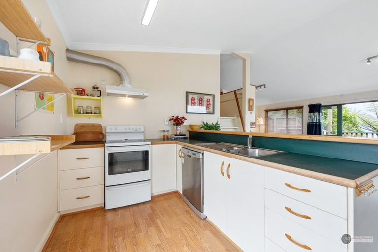 Photo of property in 5 Honeysuckle Grove, Maungaraki, Lower Hutt, 5010