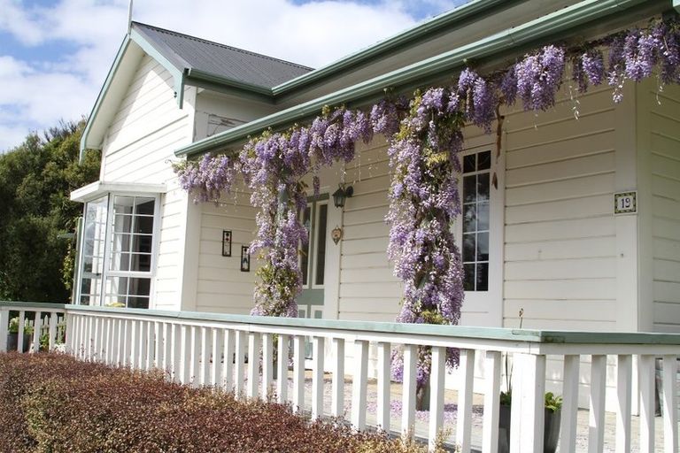 Photo of property in 19 Milton Terrace, Picton, 7220