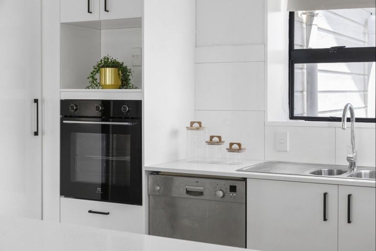 Photo of property in 73 Gilbass Avenue, Hamilton Lake, Hamilton, 3204