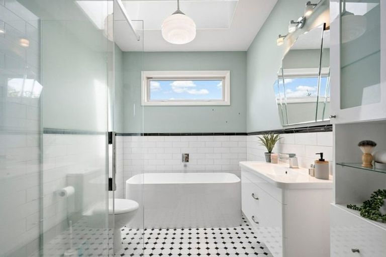 Photo of property in 11 Burma Road, Khandallah, Wellington, 6035