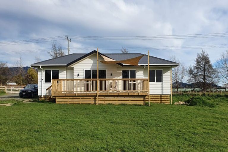 Photo of property in 275 Tararua Road, Levin, 5571
