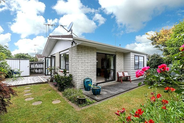 Photo of property in 2/13 Chilman Street, Strandon, New Plymouth, 4312