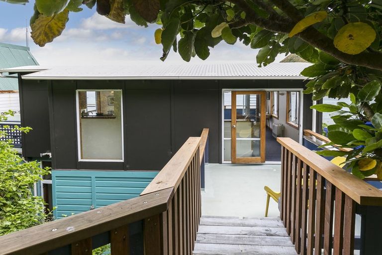 Photo of property in 32 Owhiro Bay Parade, Owhiro Bay, Wellington, 6023