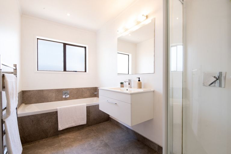 Photo of property in 16 Redlands Grove, Swanson, Auckland, 0612