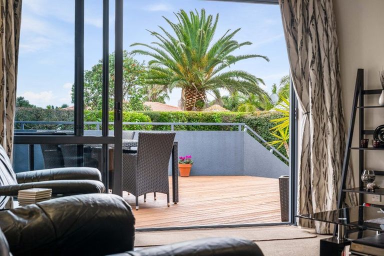 Photo of property in 72 Marina View Drive, West Harbour, Auckland, 0618