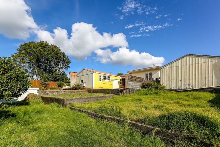 Photo of property in 17 Alberta Road, Glen Avon, New Plymouth, 4312