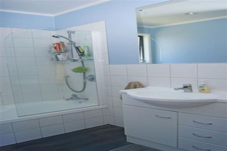 Photo of property in 2/8 Dalmatia Place, Henderson, Auckland, 0612