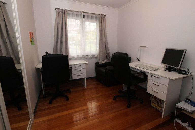 Photo of property in 17 Barron Drive, Green Bay, Auckland, 0604