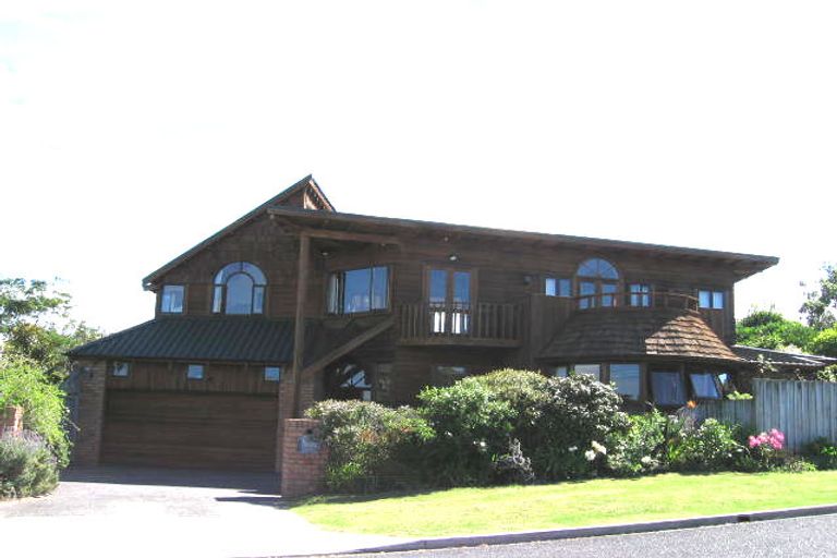 Photo of property in 2/7 Tui Street, Belmont, Auckland, 0622