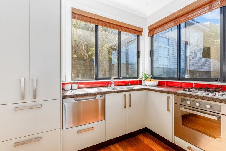 Photo of property in 94 Eden Street, Island Bay, Wellington, 6023