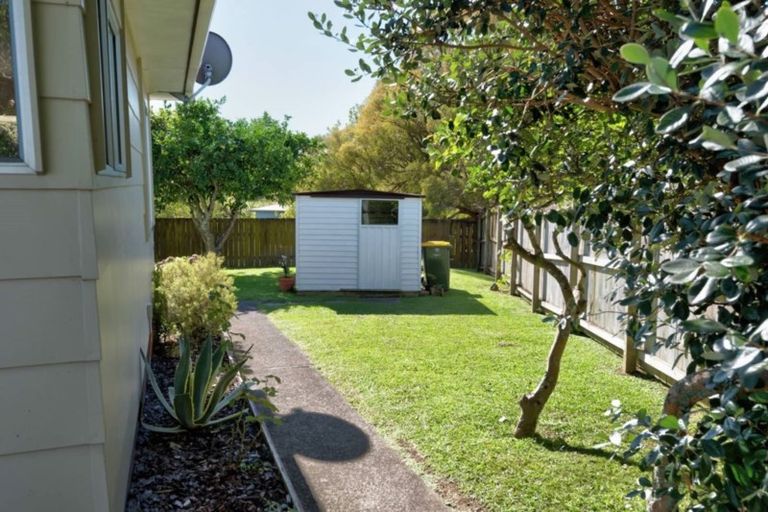 Photo of property in 2/1 Dalwhinnie Parade, Highland Park, Auckland, 2010