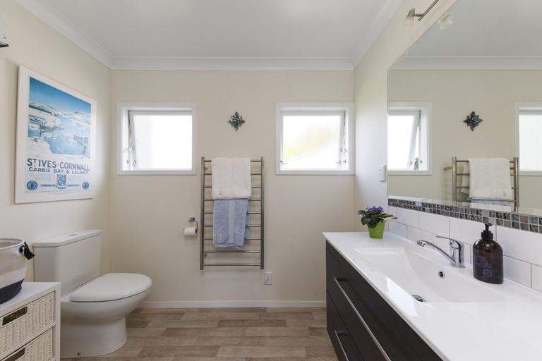 Photo of property in 2 Williams Terrace, Fitzherbert, Palmerston North, 4410
