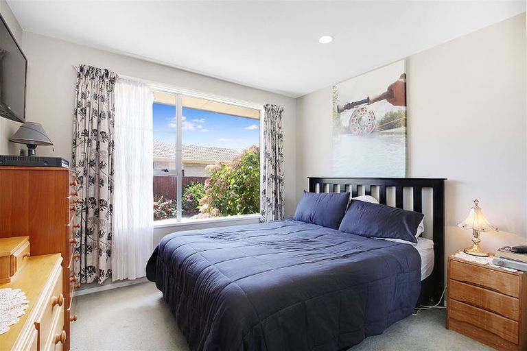 Photo of property in 5 Edron Place, Redwood, Christchurch, 8051