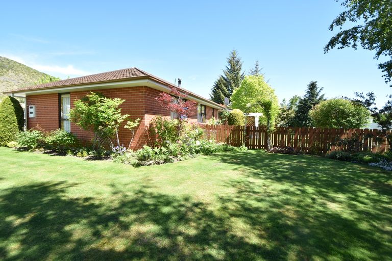 Photo of property in 10 Benmore Place, Omarama, 9412