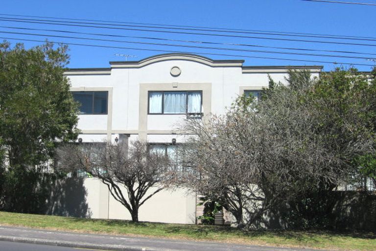 Photo of property in Harbour View Terraces, 9/170 Mokoia Road, Chatswood, Auckland, 0626