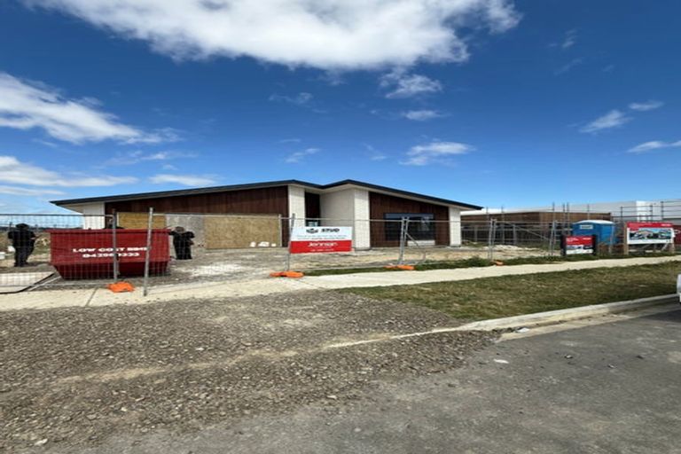 Photo of property in 75 Atlantic Drive, Fitzherbert, Palmerston North, 4410