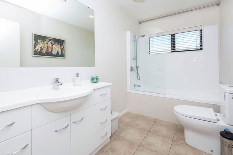 Photo of property in 11 Bunker Rise, Golflands, Auckland, 2013