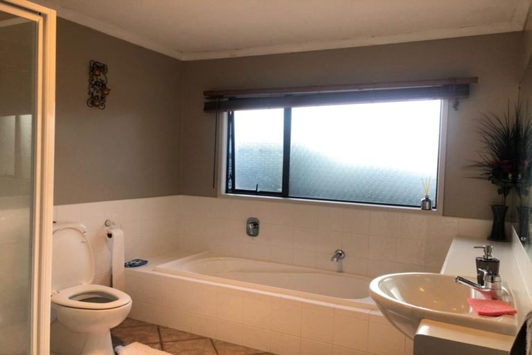 Photo of property in 11 Dairyland Drive, East Tamaki Heights, Auckland, 2016