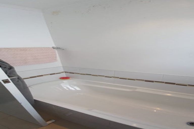 Photo of property in 1/18 Limmer Place, Browns Bay, Auckland, 0632