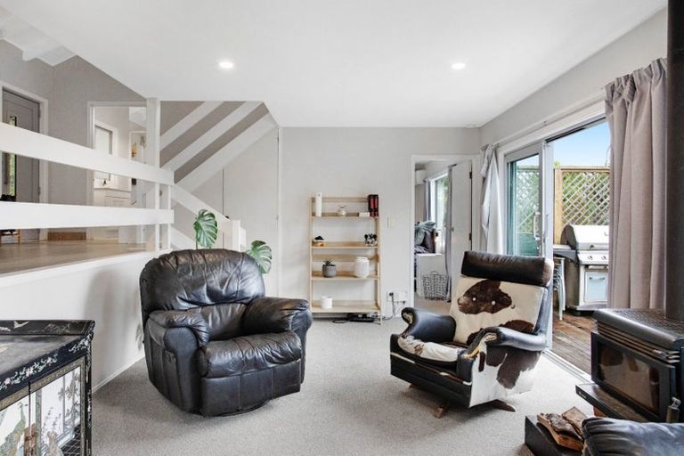 Photo of property in 2/11 Limmer Place, Browns Bay, Auckland, 0632