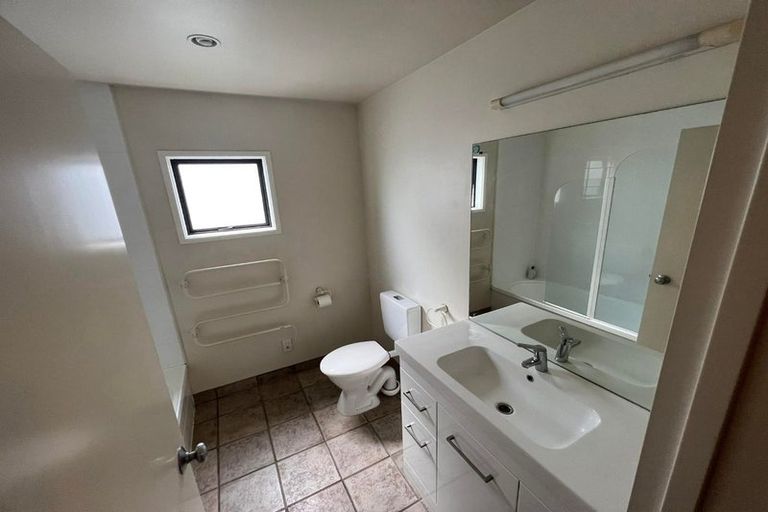 Photo of property in 4 Pannill Place, Oteha, Auckland, 0632