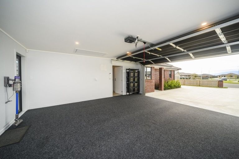 Photo of property in 18 Cyprus Place, Fitzherbert, Palmerston North, 4410