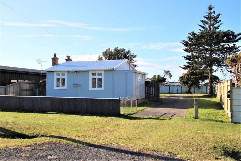 Photo of property in 17 Shortt Street, Foxton Beach, Foxton, 4815