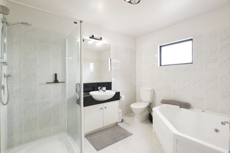 Photo of property in 4 Tupara Crescent, Kawaha Point, Rotorua, 3010