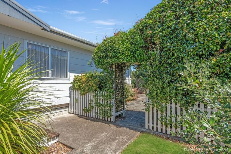 Photo of property in 18 Riverside Drive, Waiuku, 2123