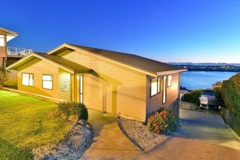Photo of property in 3 Roberts Road, Tindalls Beach, Whangaparaoa, 0930